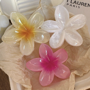 🌸 Pearl Blossom Hair Claw